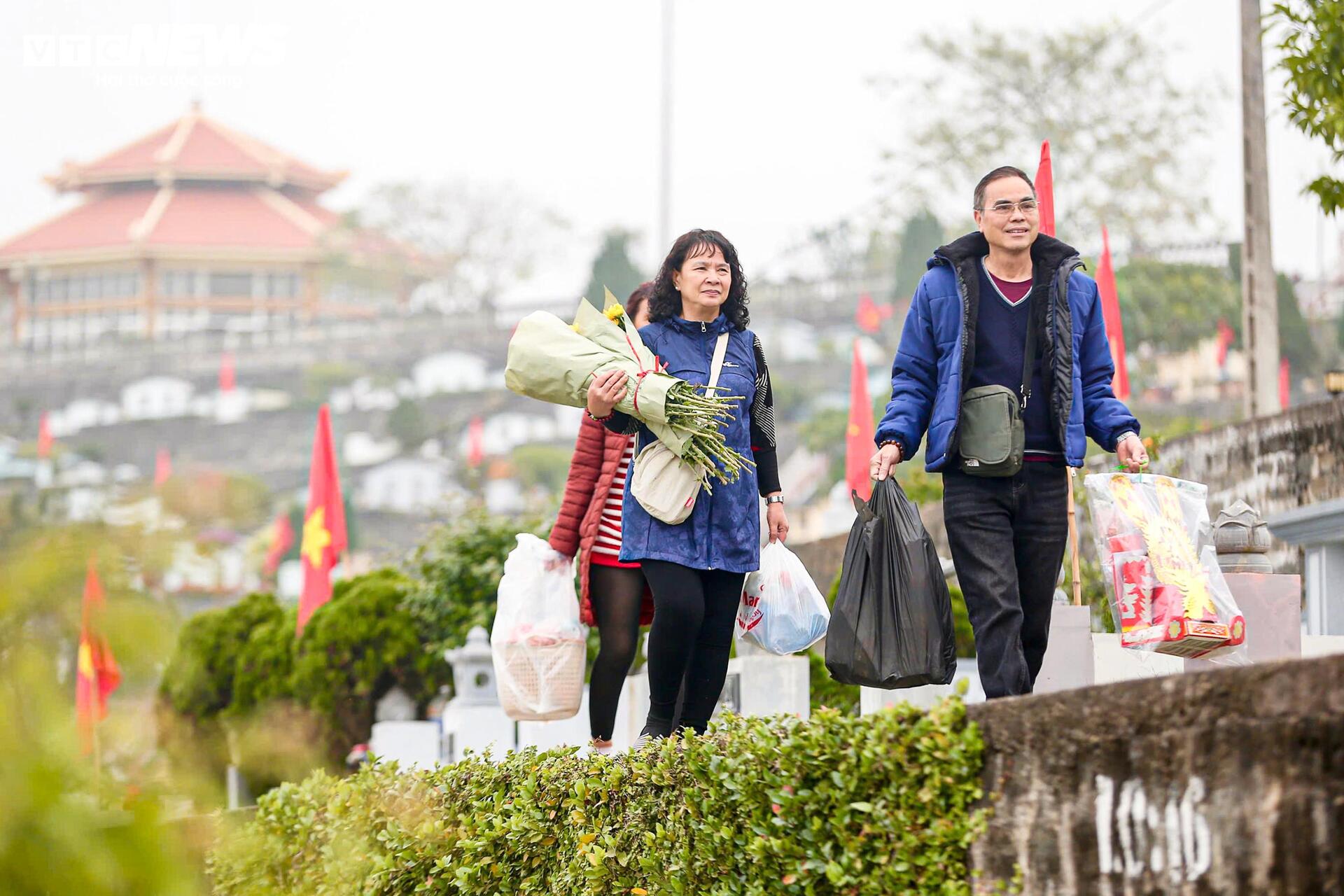 Người Hà Nội mang đào quất đi tảo mộ, mời gia tiên về ăn Tết - 2