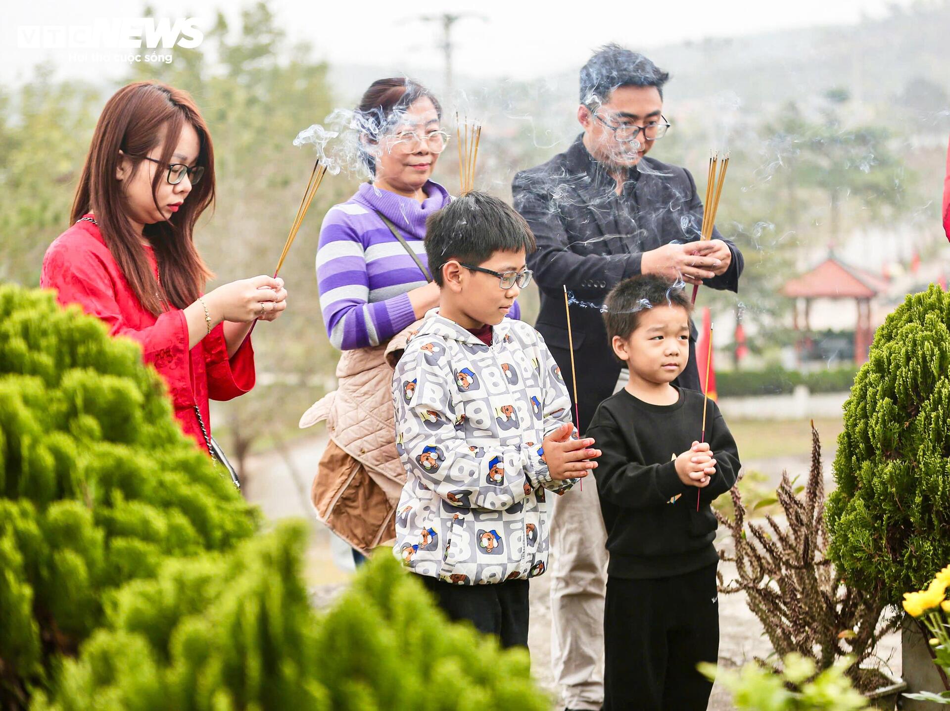Người Hà Nội mang đào quất đi tảo mộ, mời gia tiên về ăn Tết - 11