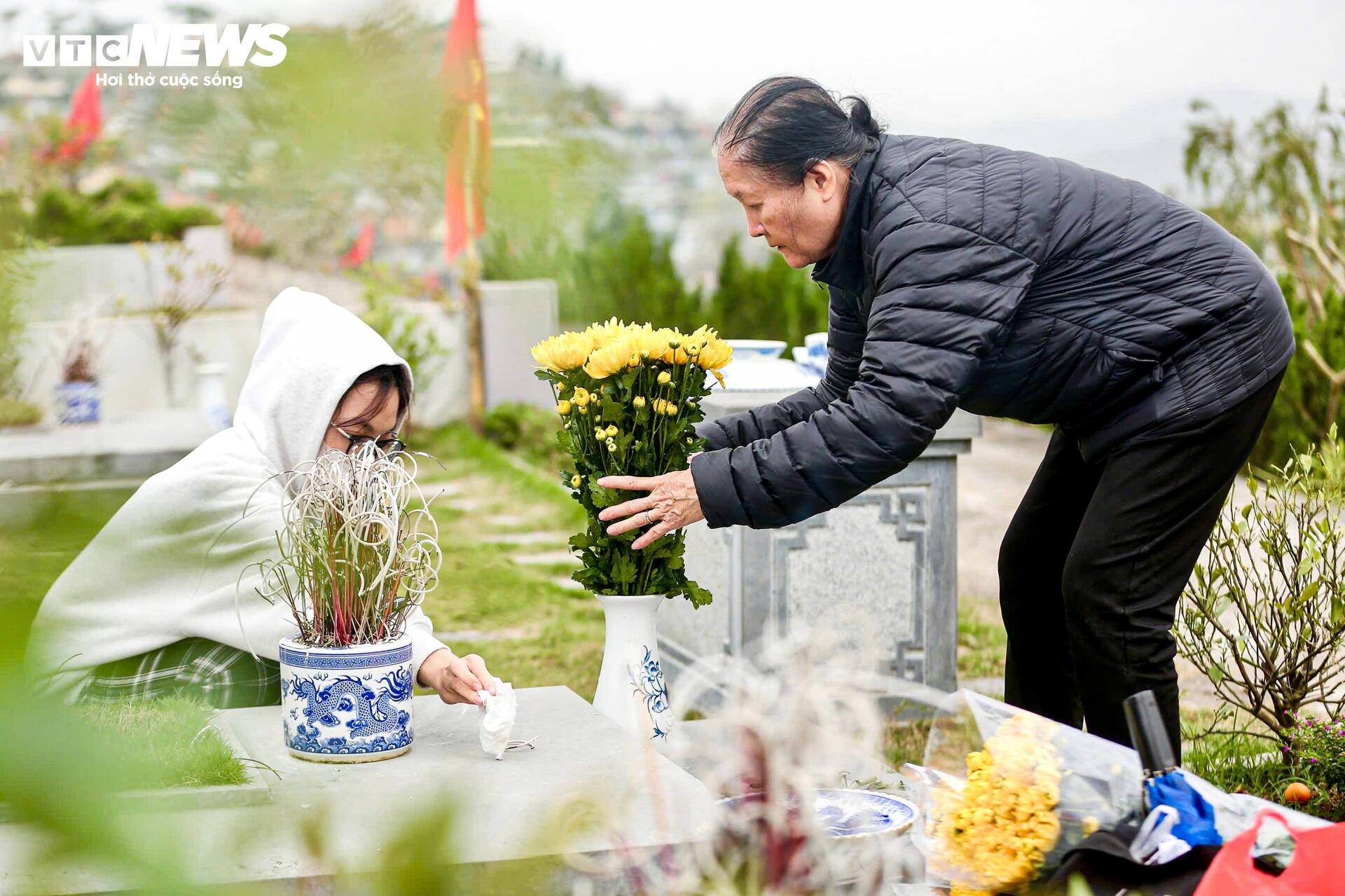 Người Hà Nội mang đào quất đi tảo mộ, mời gia tiên về ăn Tết - 13