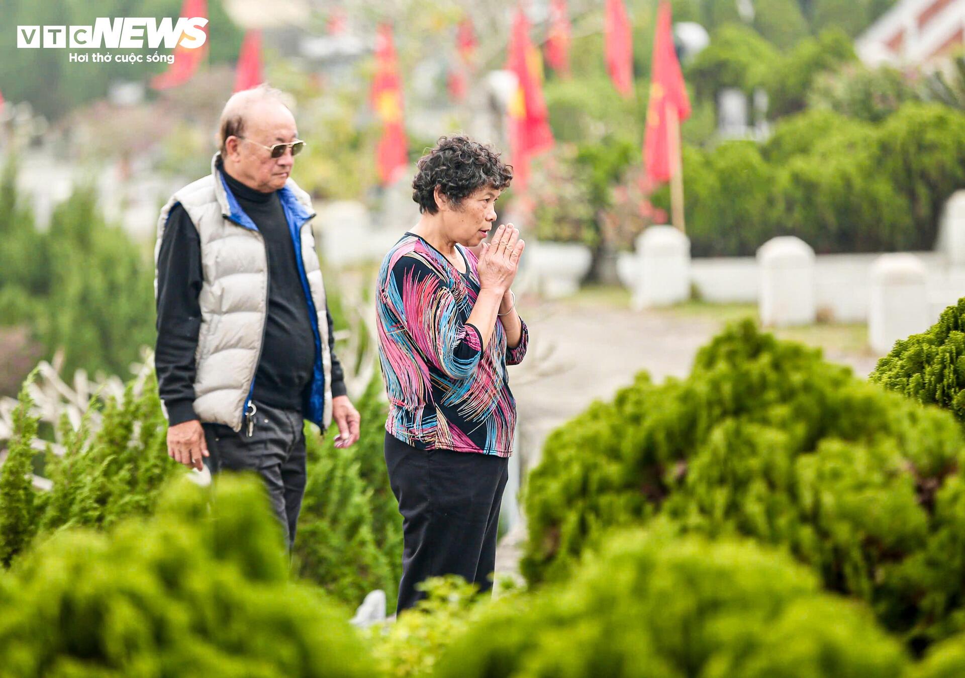 Người Hà Nội mang đào quất đi tảo mộ, mời gia tiên về ăn Tết - 5