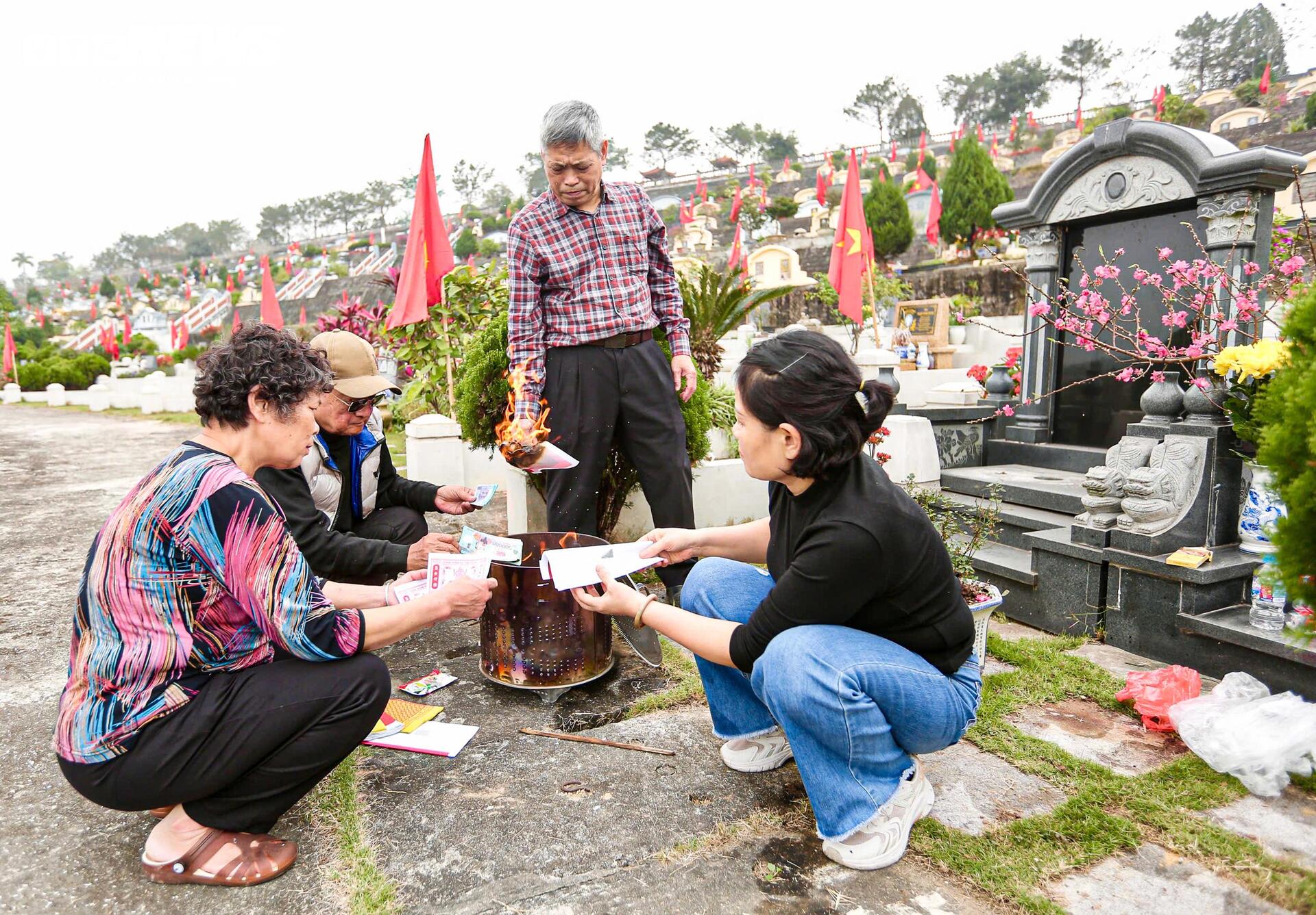 Người Hà Nội mang đào quất đi tảo mộ, mời gia tiên về ăn Tết - 6