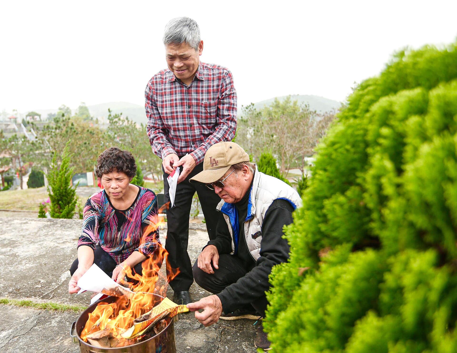 Người Hà Nội mang đào quất đi tảo mộ, mời gia tiên về ăn Tết - 7