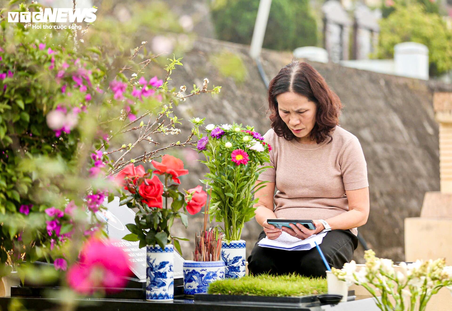 Người Hà Nội mang đào quất đi tảo mộ, mời gia tiên về ăn Tết - 8